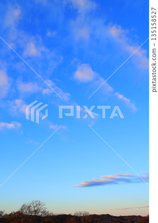 白雲在蔚藍的天空,在冬天 白雲在蔚藍的天空,在冬天 135158527