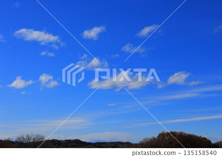 白雲在蔚藍的天空,在冬天 白雲在蔚藍的天空,在冬天 135158540