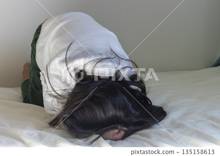 Image of a shocked and despairing girl (5 years old, Japanese, faceless) 135158613