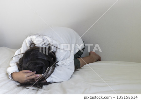 一張驚恐絕望女孩的照片（5歲，日本人，無臉） 135158614