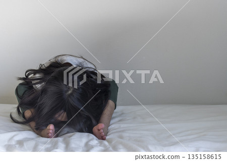 Image of a shocked and despairing girl (5 years old, Japanese, faceless) 135158615