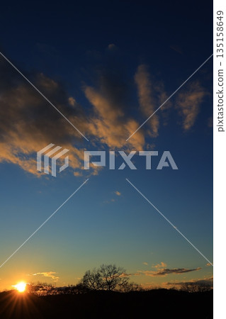 A cloud that stains in the sunset 135158649