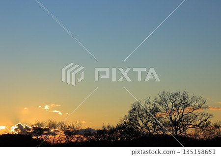 A cloud that stains in the sunset 135158651