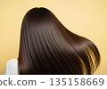 護髮前後對比：一位日本女性的背影，她擁有一頭閃亮、筆直、美麗的秀髮。留有文字空間。 135158669
