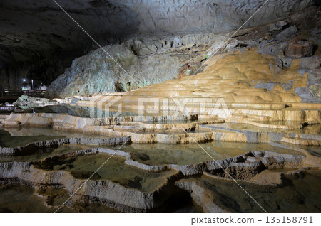 The mystery of Akiyoshido Cave! The magnificent view of the shining golden "Hyakumaizara" and the beautiful water reflection The mystery of Akiyoshido Cave! The magnificent view of the shining golden "Hyakumaizara" and the beautiful water reflection 135158791