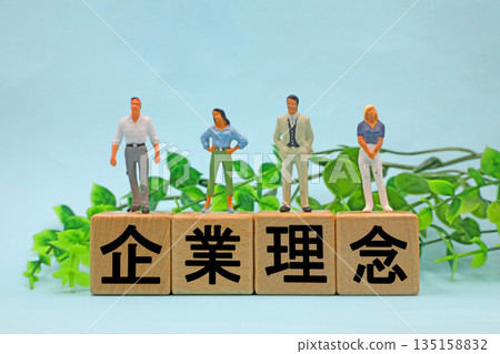 一塊寫著「企業理念」的木板 135158832