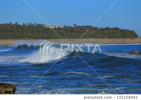 洶湧的波浪 洶湧的波浪 135158942
