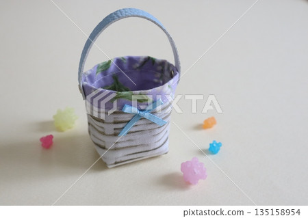 A small cloth bag-like accessory and sugar candy (gift image) A small cloth bag-like accessory and sugar candy (gift image) 135158954