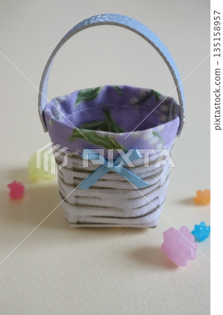一個小布袋狀飾品和糖果(禮品圖片) 一個小布袋狀飾品和糖果(禮品圖片) 135158957