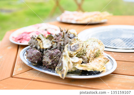 準備烤牡蠣和海螺殼 [攝影協助：沖繩海濱度假村雅] 135159107