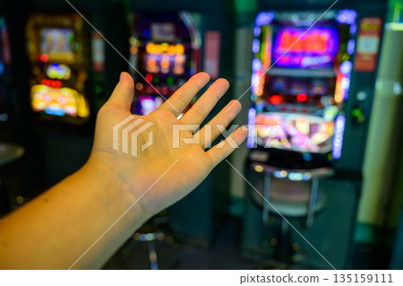 手掌朝向遊戲機 手掌朝向遊戲機 135159111