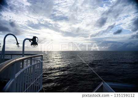 從船上望去，大海一片漆黑。 135159112