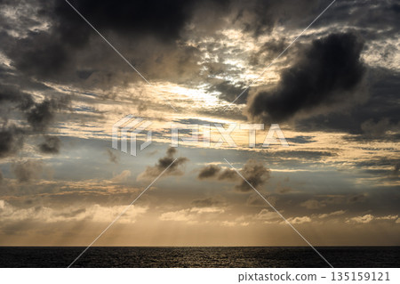 深邃的海和陰雲密佈的天空 深邃的海和陰雲密佈的天空 135159121