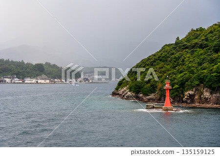 隱岐島海灘上的紅色燈塔 隱岐島海灘上的紅色燈塔 135159125