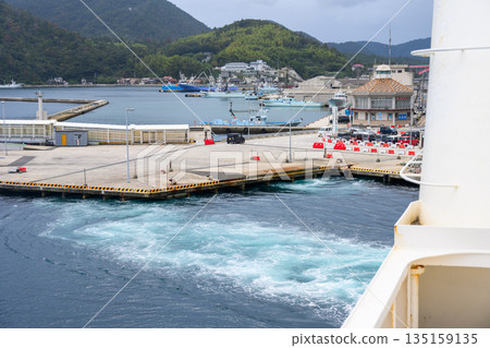 碼頭和船隻在港口的航跡 135159135