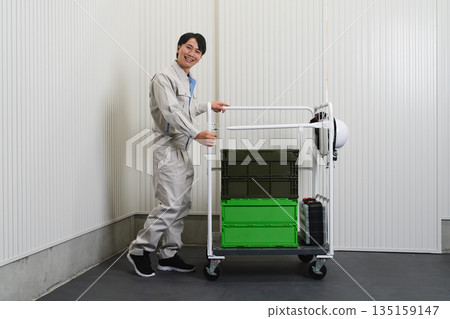 穿著工作服的年輕人建築形象 135159147