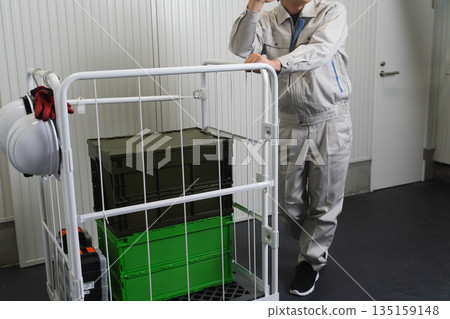 穿著工作服的年輕人建築形象 穿著工作服的年輕人建築形象 135159148