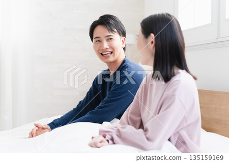 年輕男女醒來感覺神清氣爽的生活方式形象 135159169