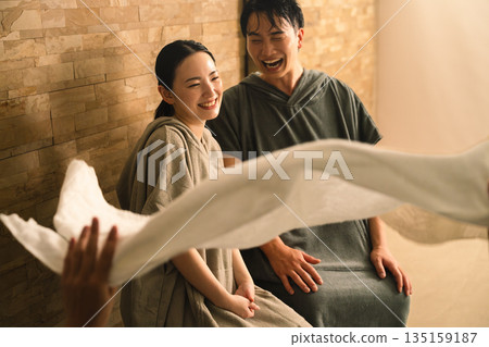 A young couple being blown by a hot wave therapist with a towel - Beauty image 135159187