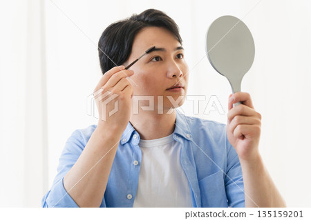 年輕人使用眉錐遮瑕膏美容形象 135159201