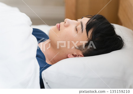 一位年輕男子熟睡的生活方式圖片 一位年輕男子熟睡的生活方式圖片 135159210
