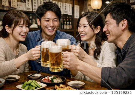 在酒吧里敬酒 135159225