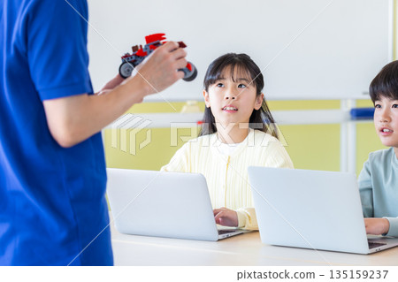 小學生正在學習程式設計課 135159237