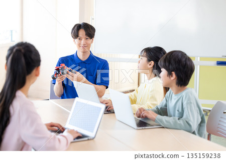 小學生正在學習程式設計課 135159238