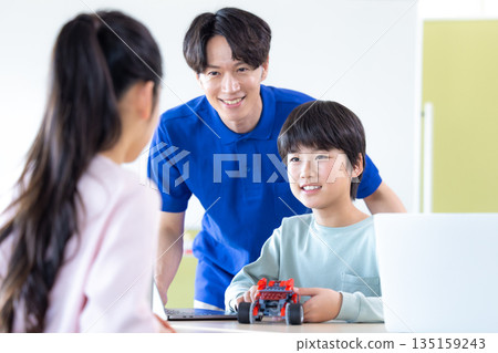 男孩在程式設計課學習 135159243