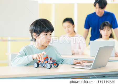 男孩在程式設計課學習 135159280