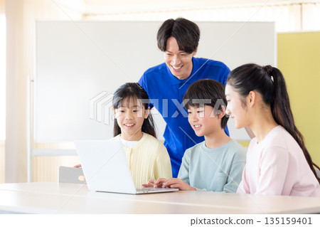 小學生正在學習程式設計課 135159401