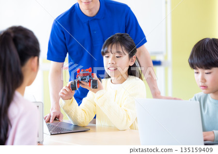 小學生正在學習程式設計課 135159409