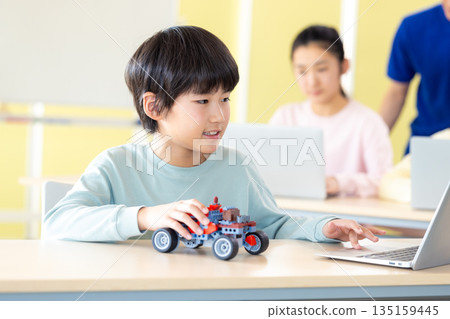 男孩在程式設計課學習 135159445