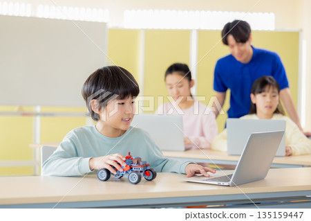 男孩在程式設計課學習 135159447