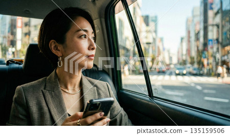 一位女商人搭乘計程車出行 135159506