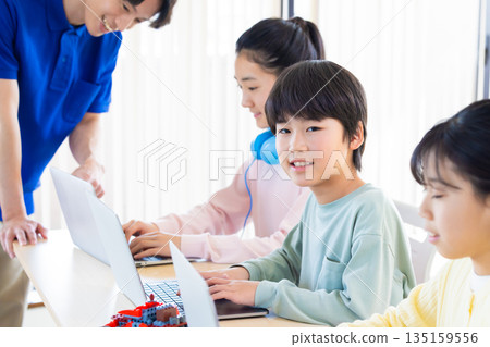 小學生正在學習程式設計課 135159556