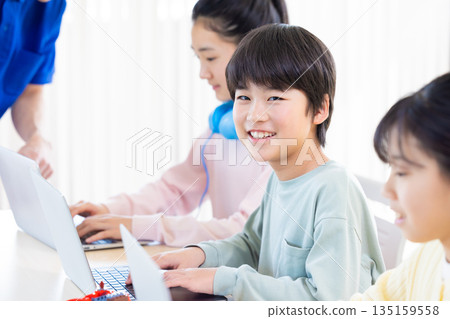 小學生正在學習程式設計課 小學生正在學習程式設計課 135159558