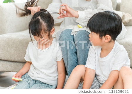 媽媽和女孩穿衣服、梳頭、綁頭髮（肌膚接觸、兒童、幼兒） 135159631