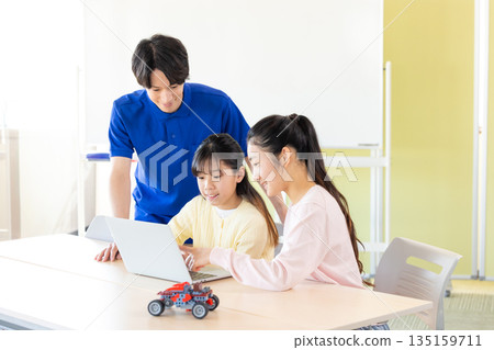 小學生正在學習程式設計課 135159711