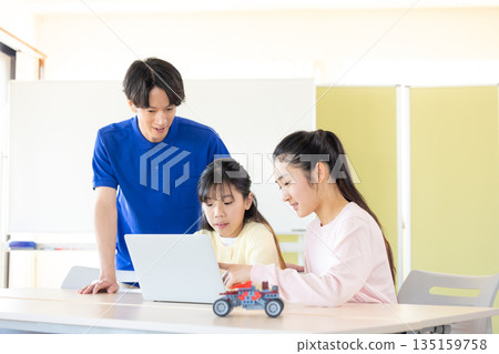 小學生正在學習程式設計課 小學生正在學習程式設計課 135159758