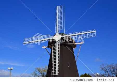 風車和藍天 135159823