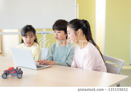 小學生正在學習程式設計課 135159832