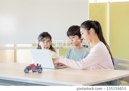 小學生正在學習程式設計課 135159833