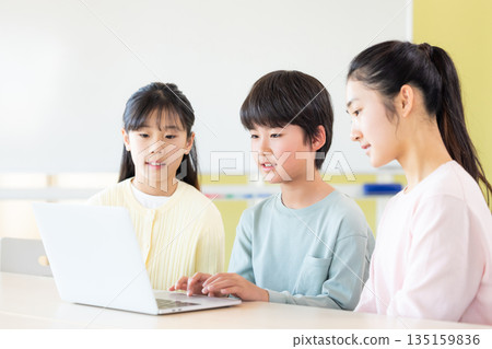 小學生正在學習程式設計課 135159836