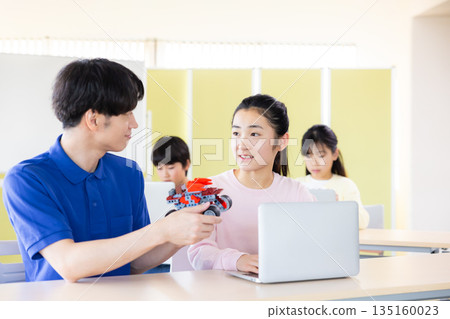 小學生正在學習程式設計課 135160023