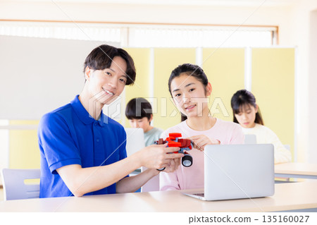 小學生正在學習程式設計課 小學生正在學習程式設計課 135160027