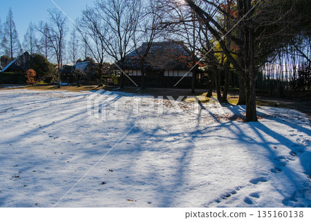 一個老私有房子的雪風景 135160138