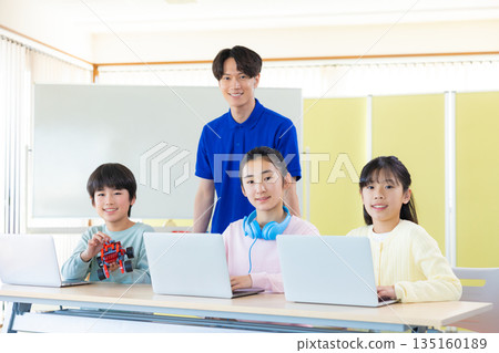 小學生正在學習程式設計課 135160189