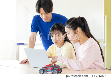 小學生正在學習程式設計課 小學生正在學習程式設計課 135160238