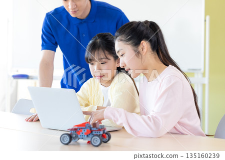 小學生正在學習程式設計課 135160239